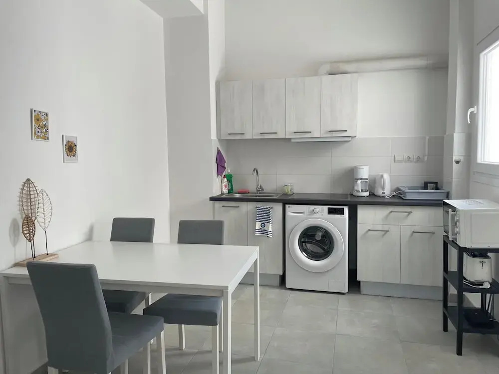Vibrant Omonia Oasis, Modern Apartment in the Heart of Athens