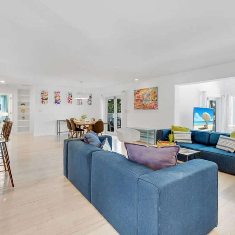 Luxe Lakefront Mansion Waterfront, Pompano Beach
