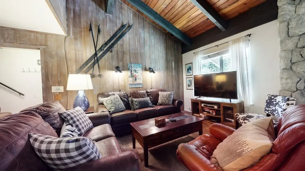 Horizons 4 150 Mountain Rustic, Walk To Shops and Restaurants, On Shuttle Route to Lodges by RedAwning