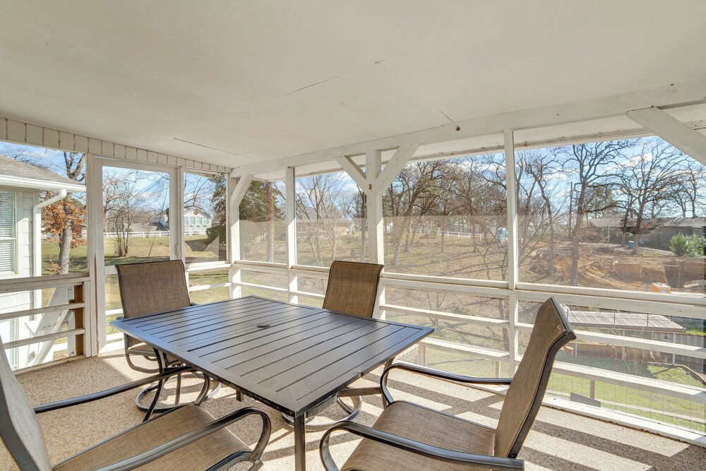 Lakeside Retreat: Large Spacious Home w/ Game Room