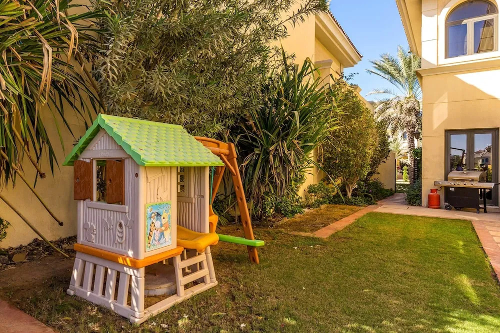 5 Bedroom Garden Villa at Frond E by Deluxe Holiday Homes