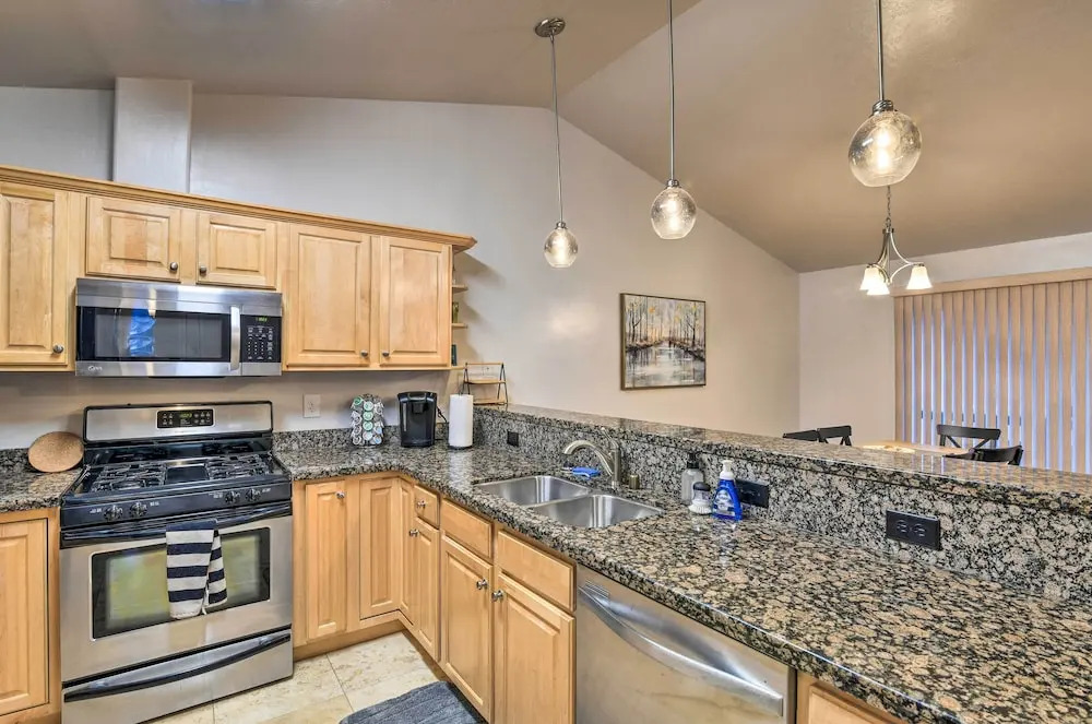 Cozy Anchorage Townhome < Half Mile to Jewel Lake!