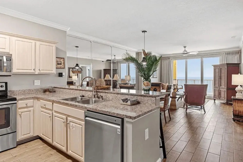 Bahama Breeze by Avantstay Gulf Front, 2 Pools, Beach Chairs Included!