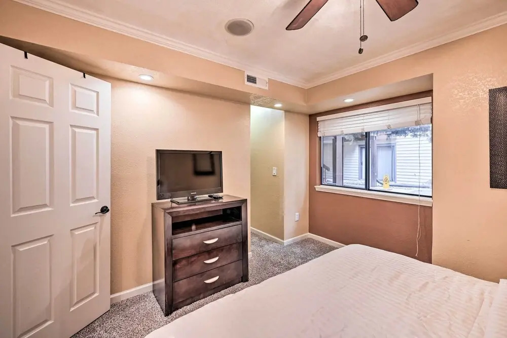 Condo w/ Patio & Pool Access in Greenwood Village