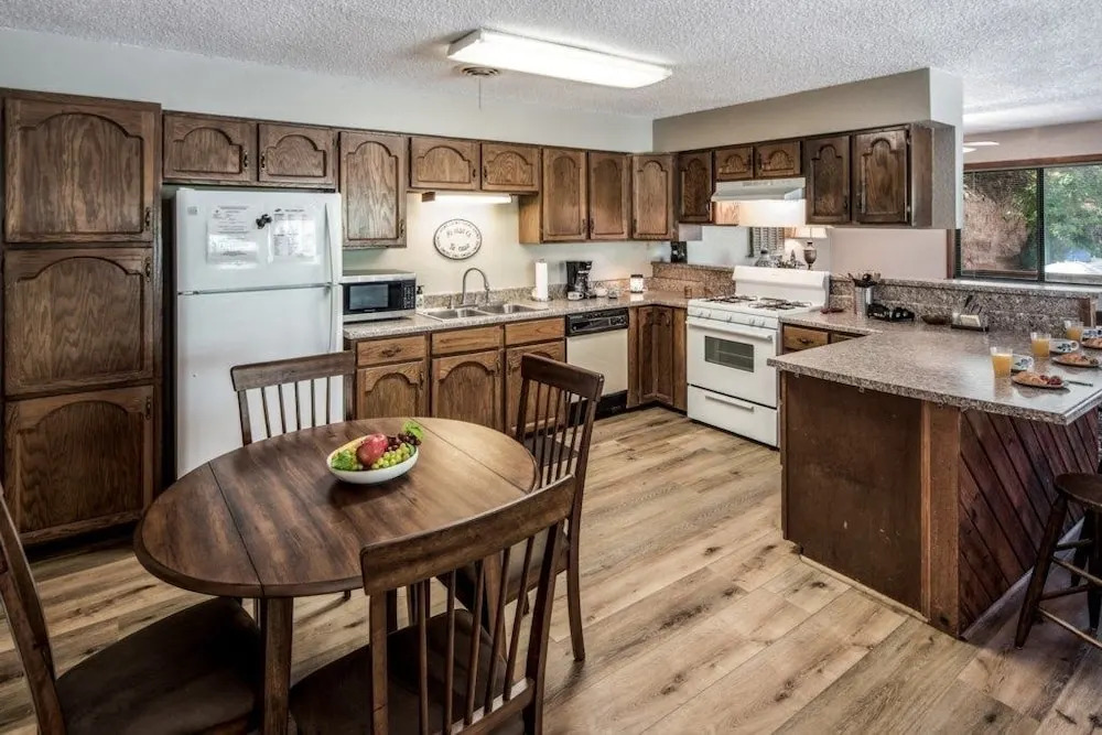 English - Three Bedroom Cabin