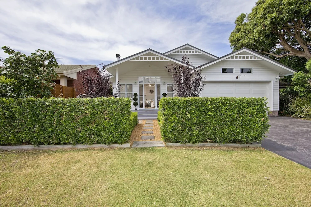 The Hamptons Beach House near Dutchies walk to Nelson Bay