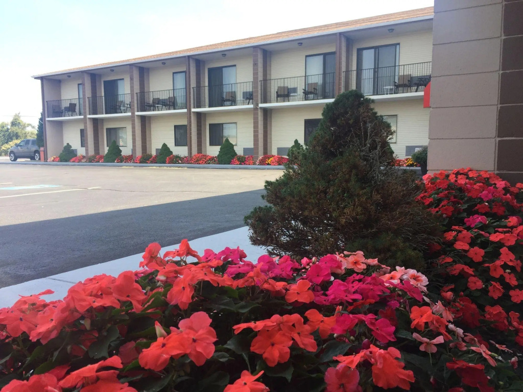 Red Roof Inn & Suites Newport - Middletown, RI