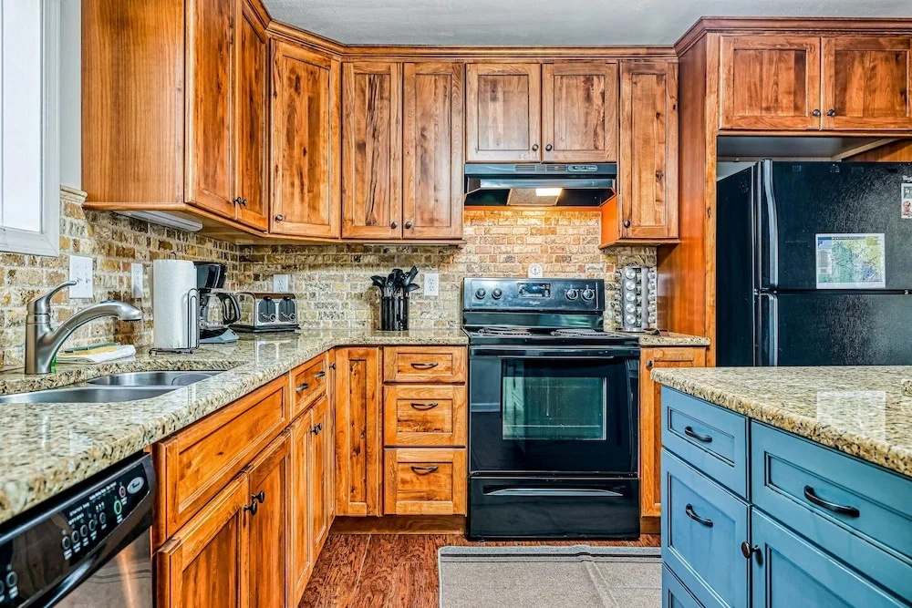 Herons Rest - Lakefront Home With Dock, Pool Table, & hot tub - Dogs OK