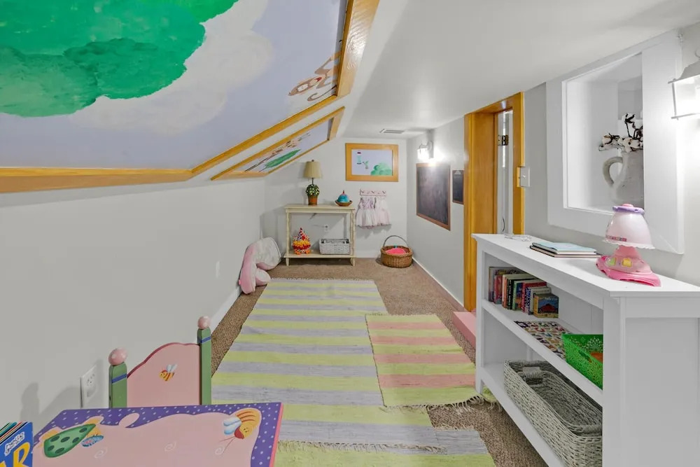 Spacious 4-bedroom Beach Retreat: Ideal for Families & Groups!