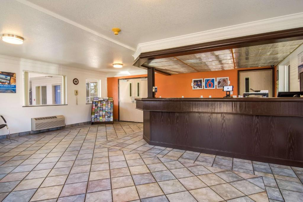 Motel 6 Portland Mall - 205