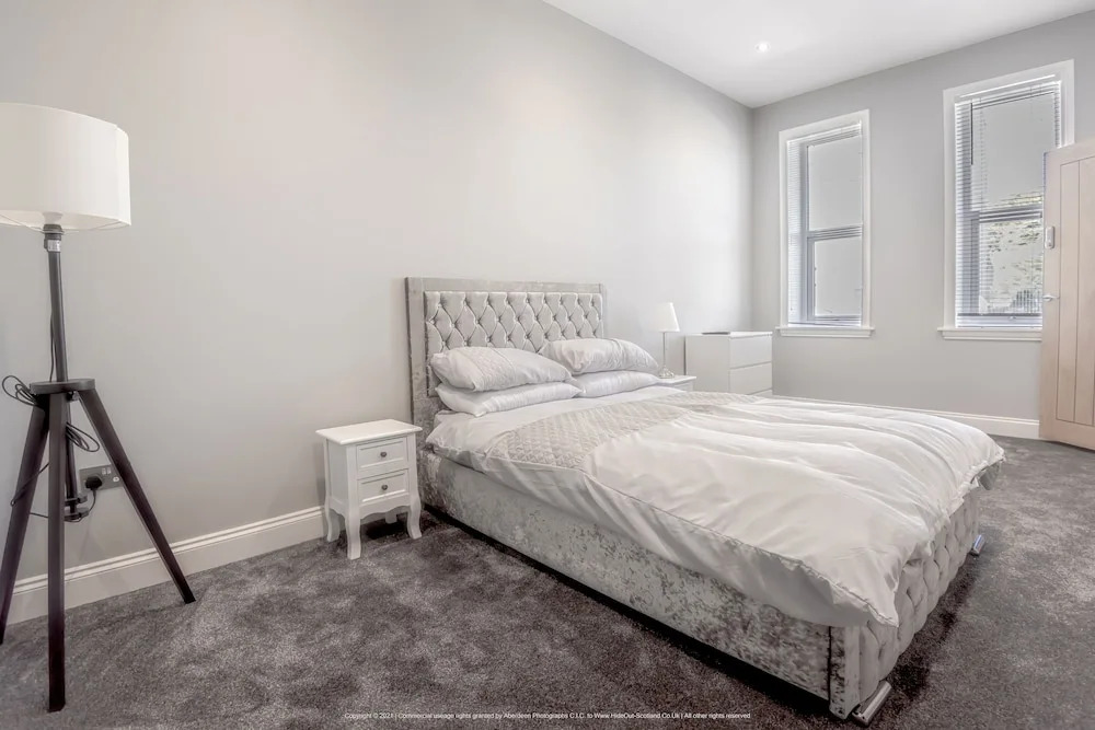 4 Bed-Sleeps 8- Free Parking-Pets-Hot Tub