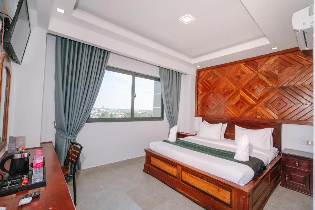 V CROWN HOTEL