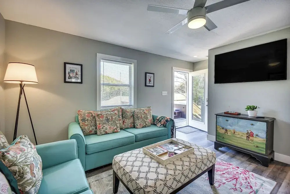 Kitty Hawk Apartment w/ Hot Tub - 1 Mi to Beach!