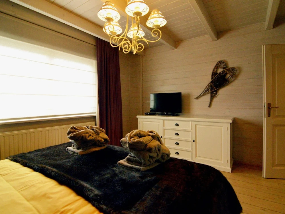 Luxurious Villa with Sauna, Hot Tub, Recreation Room, Large Enclosed Garden