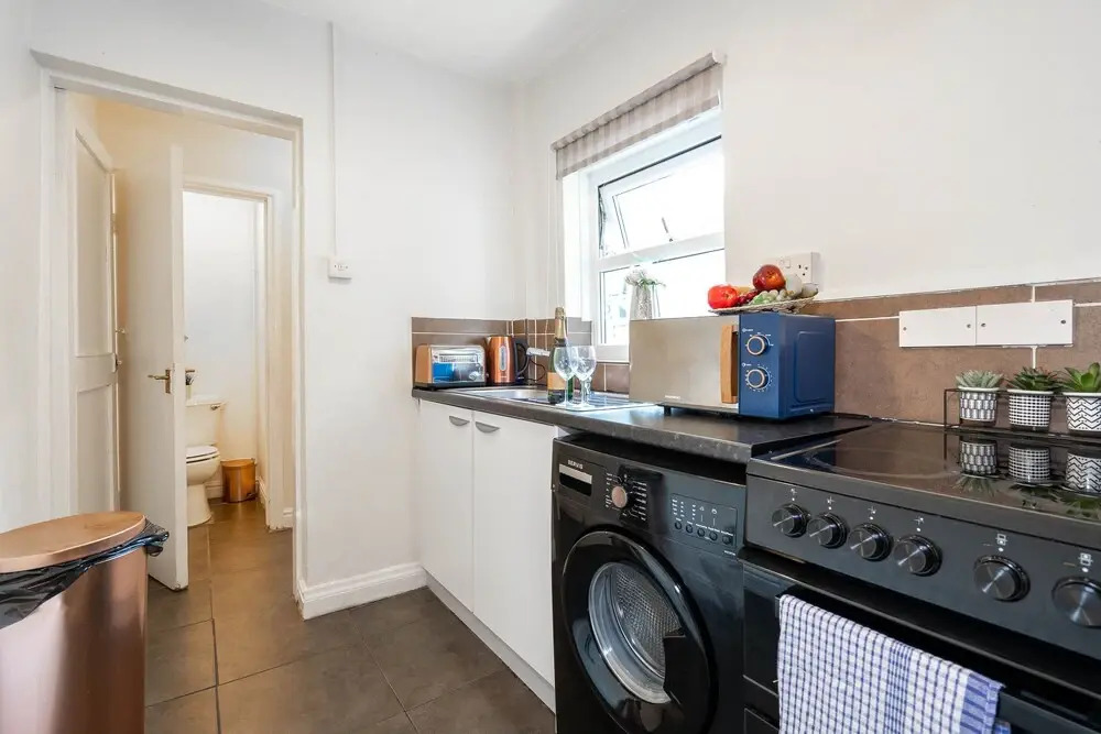 Birmingham Townhouse With Garden and Parking