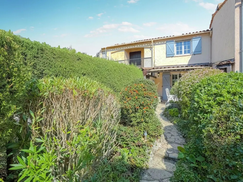Classy Holiday Home with Swimming Pool, BBQ, Terrace, Garden