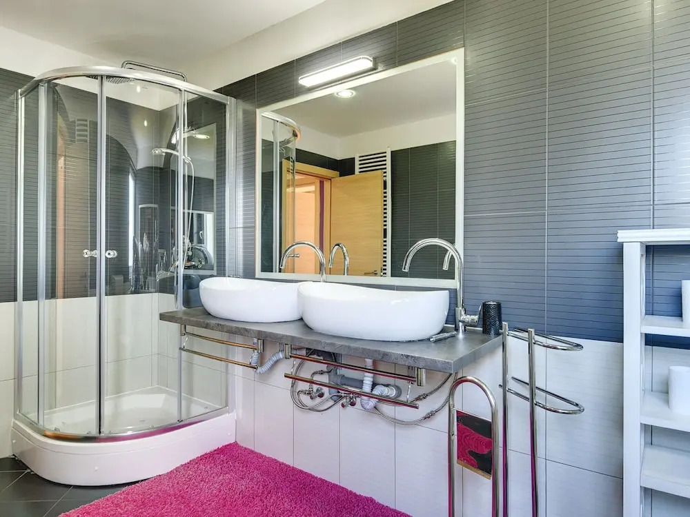 Villa with Swimming Pool, Volleyball Court & Hot Tub, near Rovinj