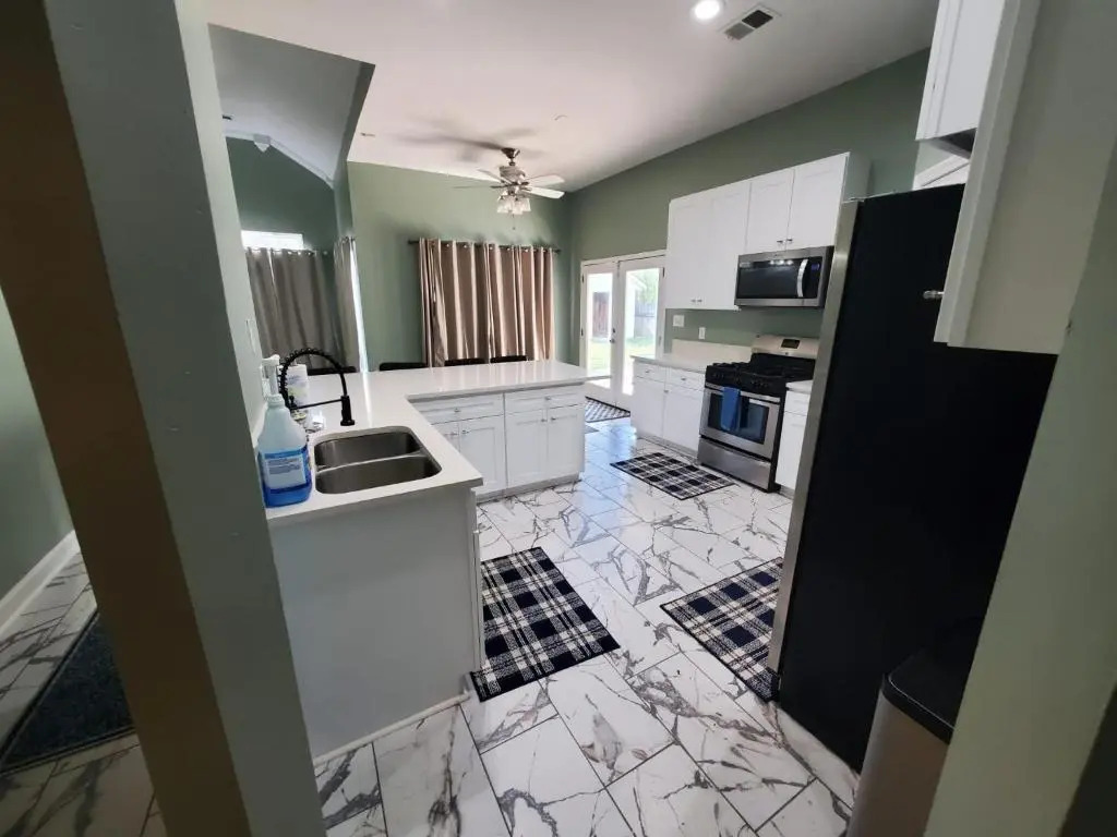 Huge 7 Bedrooms Contemporary Southern Elegance