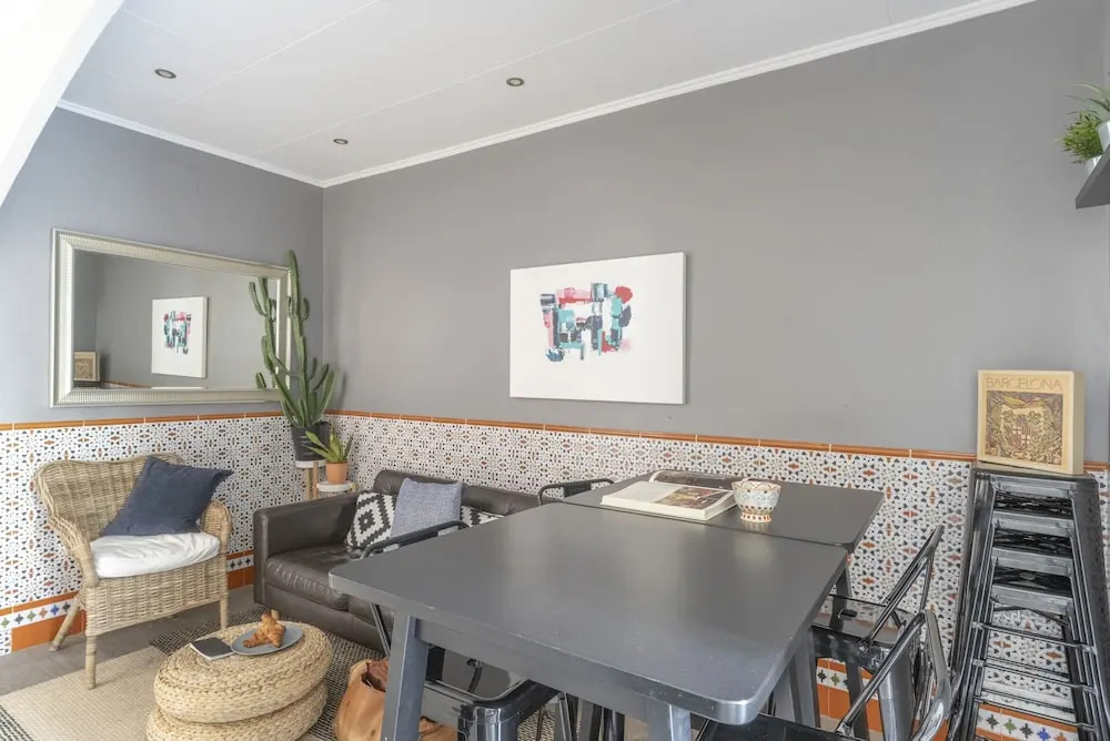 Lovely and Central 4 BR Apartment