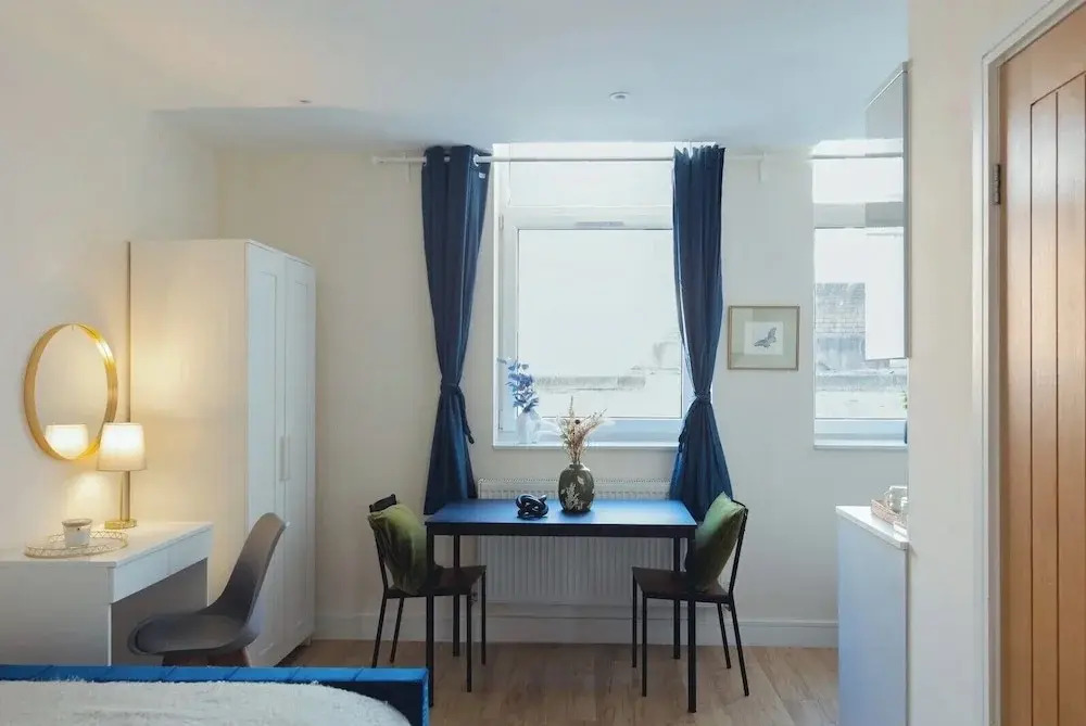 Crendon House Cosy Studio - Sleeps 2 & Kitchen