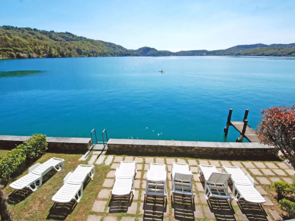 Casa sul lago 30172