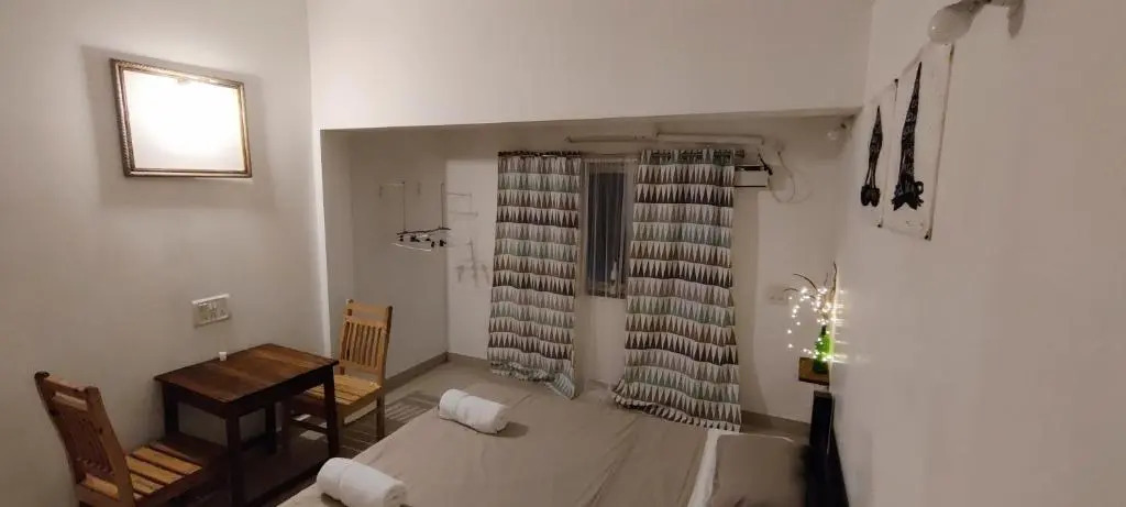 J-House, 4 Apartments with balconies, NO kitchen, Thalassa 1min away