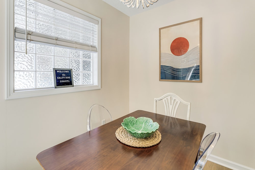 Well-equipped Emerald Isle Townhome: Pets Welcome!