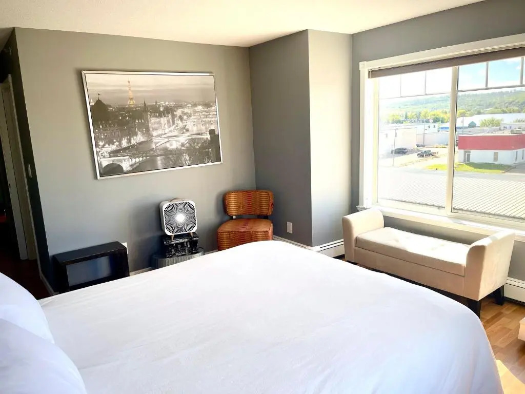 Top Floor Riverfront Condo with Stellar Sunsets!