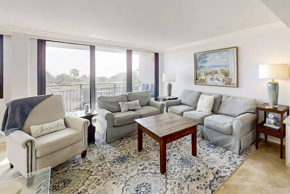 Spacious Condo With Beach Access, Balcony, AC & Outdoor Pool