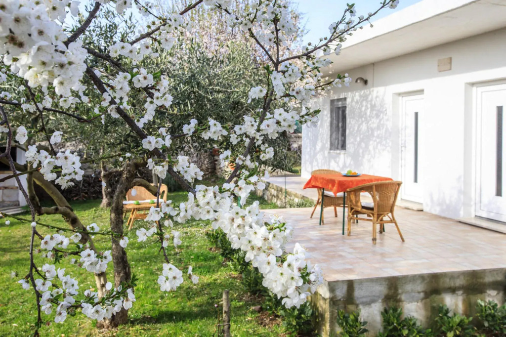 Bungalow In Sumartin, With Garden, Near The Sea