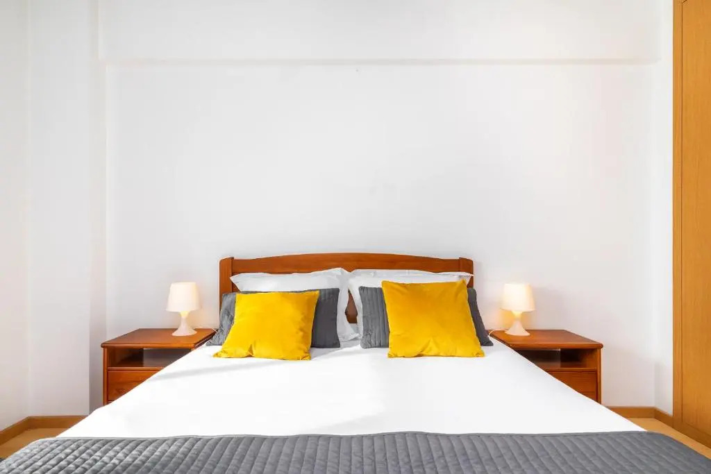 Lisboa, Cidade, Elegant Apartment with Air Cond, Free WIFI and Near Metro, by IG