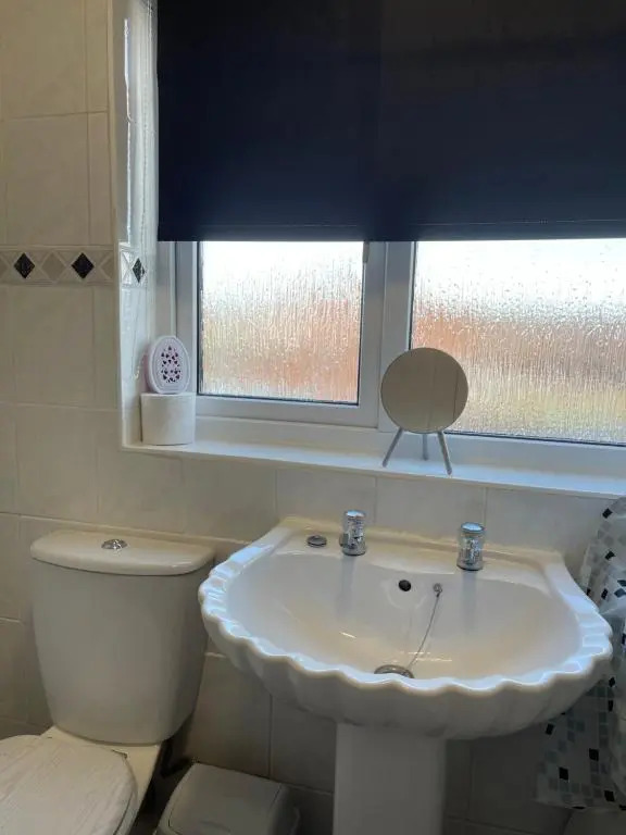 3 Bedroom House, with Free WiFi - Maples Properties Short Lets & Serviced Accommodation Hull
