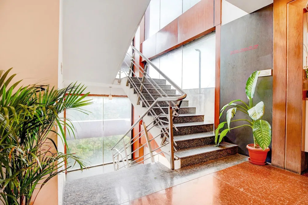 FabHotel Emirates Suites