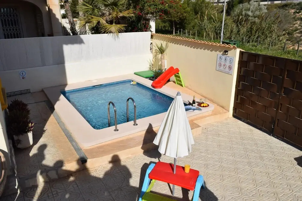 Upper floor Apartment semi-private pool