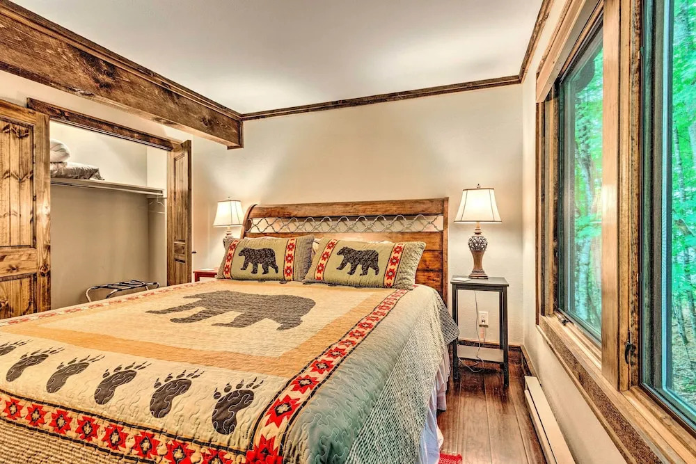 3 Mi to Beech Mtn: Treetop Cabin w/ Deck & Views