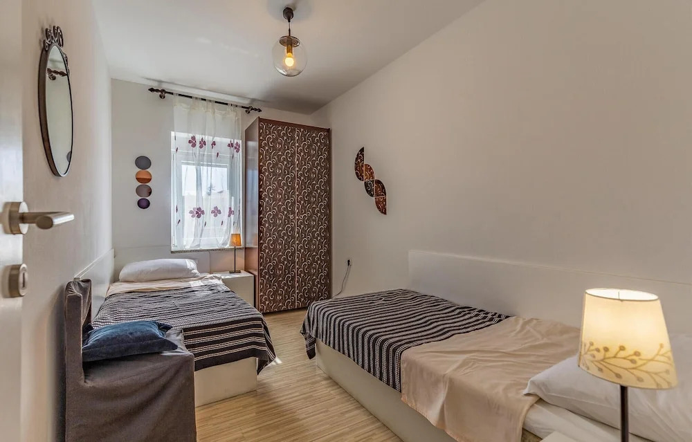 Amazing Home in Pomer With Wifi and 6 Bedrooms