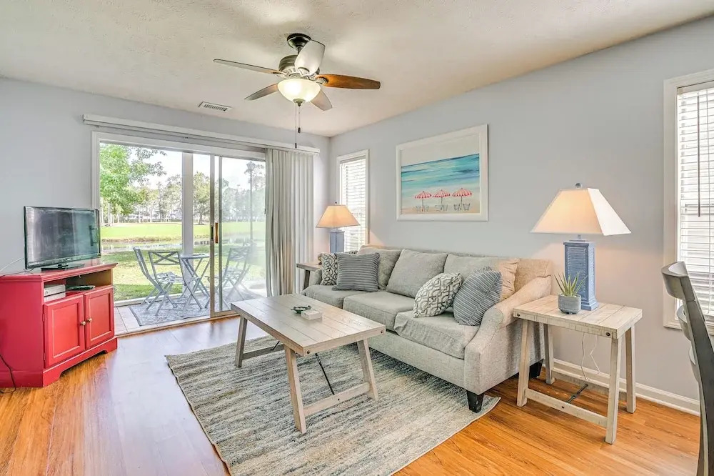 Myrtle Beach Condo w/ Pool Access: 5 Mi to Ocean