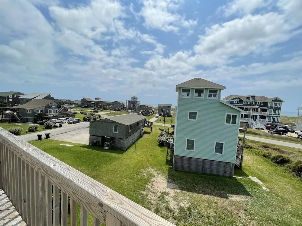 Southern Star 5 Bedroom Cottage by RedAwning