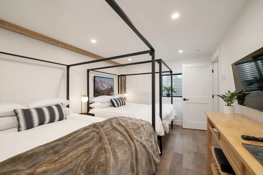 Ski Shores 3 Bedroom Cabin by RedAwning