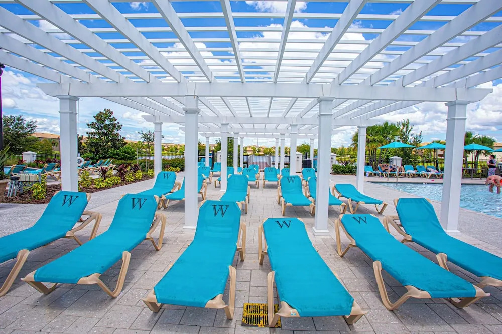 Splendid 5 Bd w Screened Pateo Pool Windsor Westside 8921