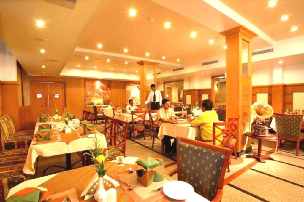 OYO 4806 Holiday Hotel