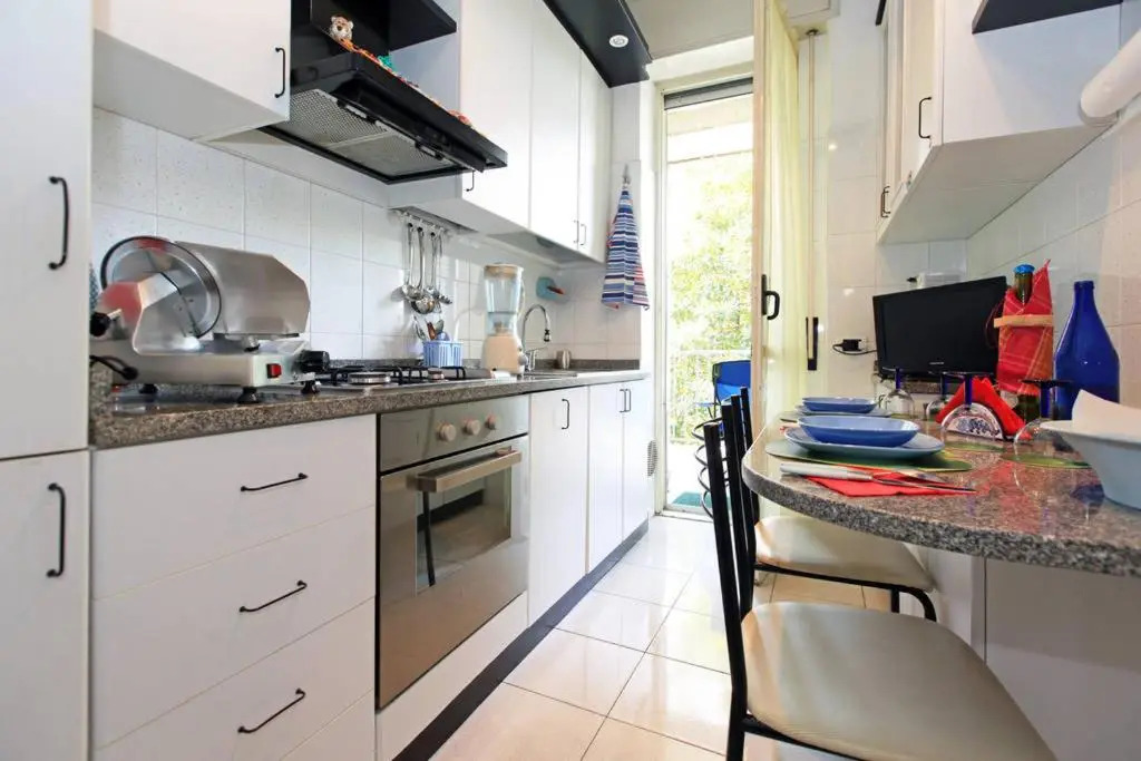 Room 200m subway, free park, 10min center, no fee