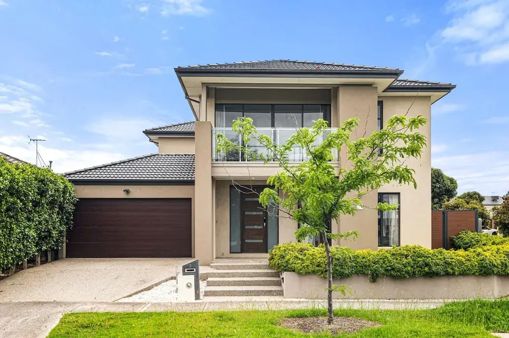 Spacious 5-bed Home in Peaceful Point Cook