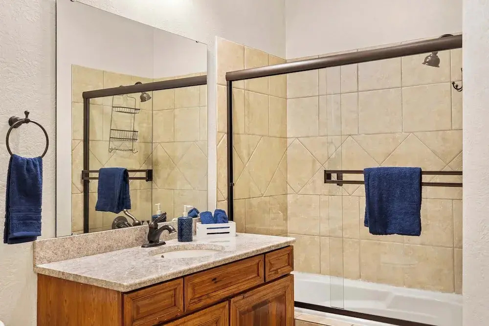 Cliffside Lake Retreat - 2 Bdr, Walk to Table Rock