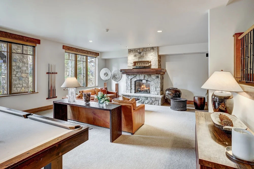 Refined 5 BR Private Home with Private Hot Tub by RedAwning
