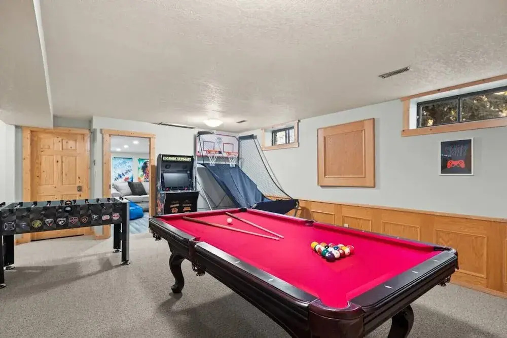 SPACIOUS 3,000 sq2 Luxury Home | PRIVATE Pool & Hot Tub | STEPS to Kinsmen Beach