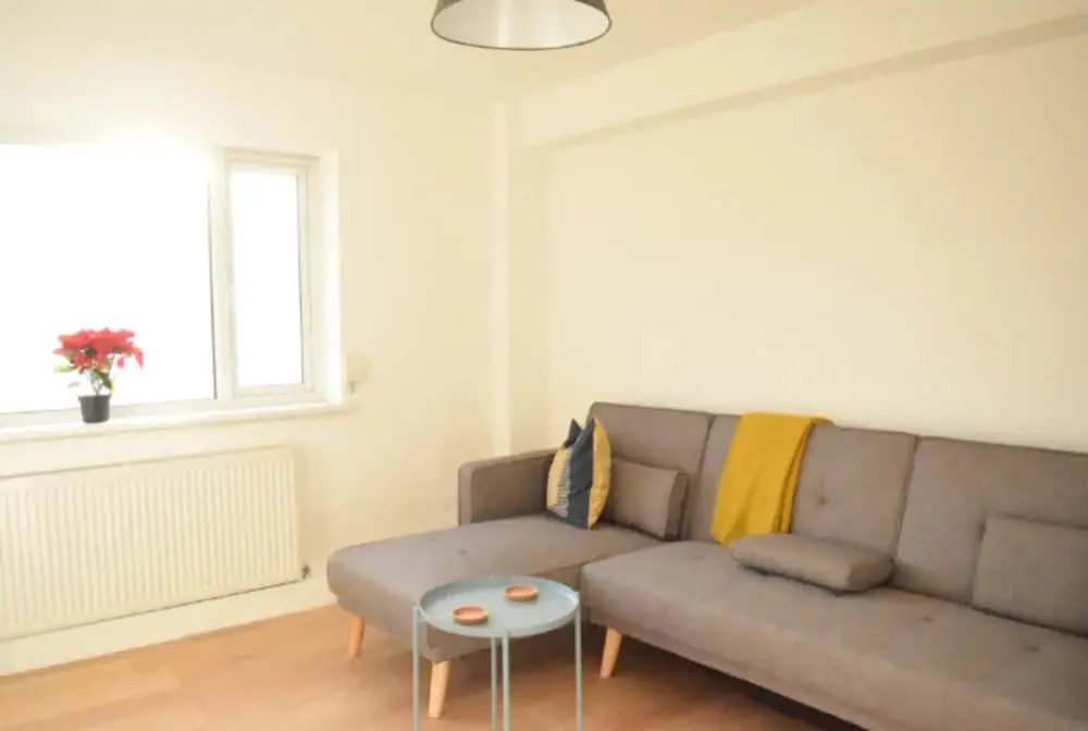 Spacious 3 Bedroom Flat Near Vibrant Camberwell