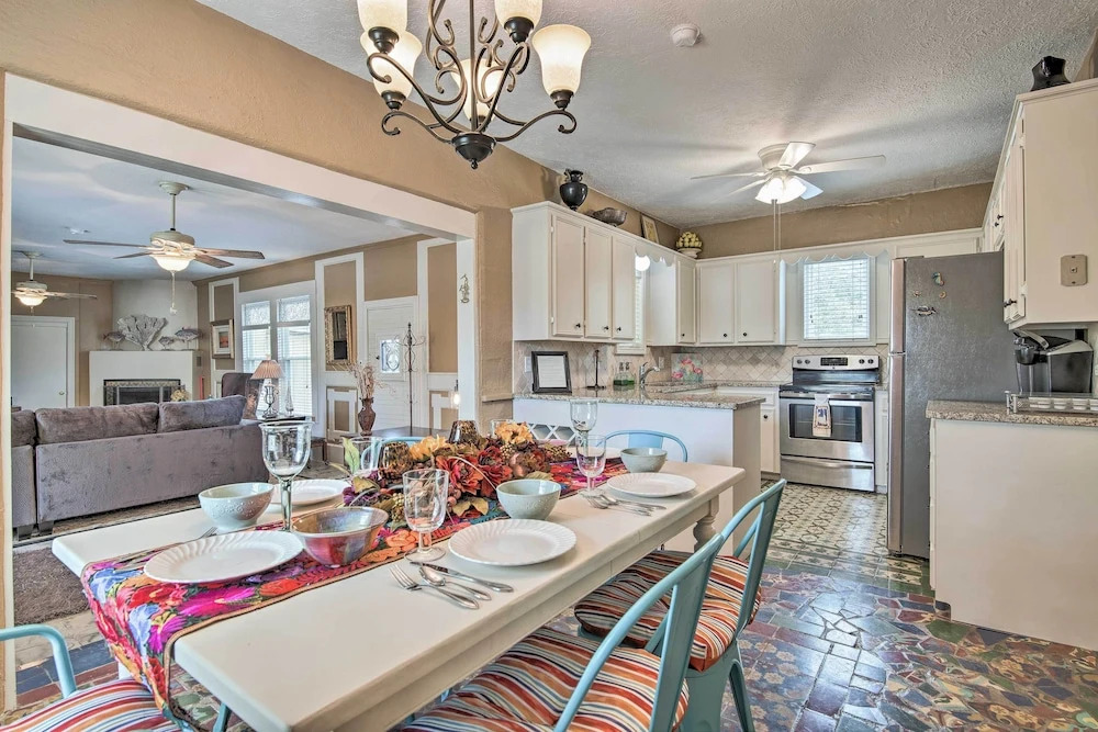 'coastal Cove' w/ Private Deck, 4 Mi to Beach
