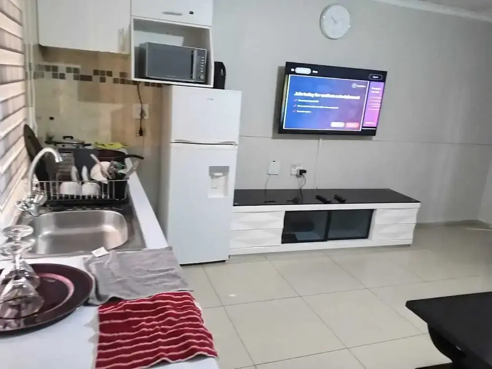 Gold Crown One Bedroom Self-Catering Apartment With NetFlix & YouTube