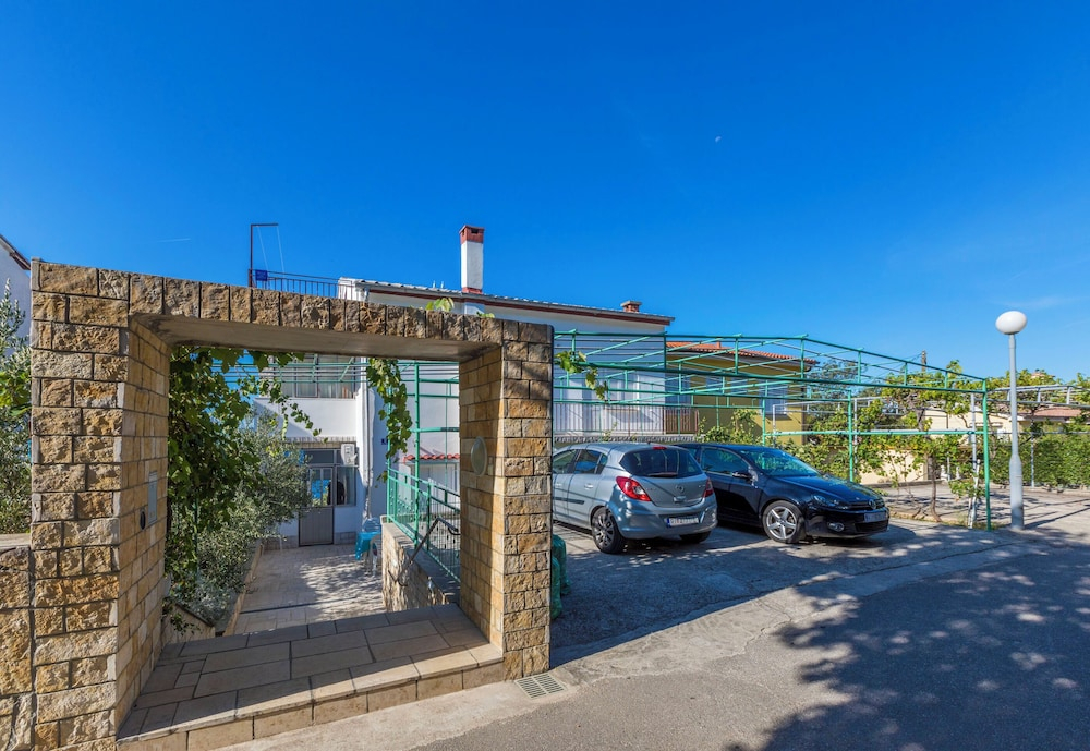 Apartments and Rooms Dotli